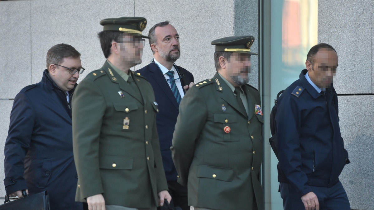 El ex secretario de Estado de Seguridad Francisco Martínez (c) a su llegada a un juicio a la sede de la Audiencia Nacional de Génova, a 20 de febrero de 2024, en Madrid (España).