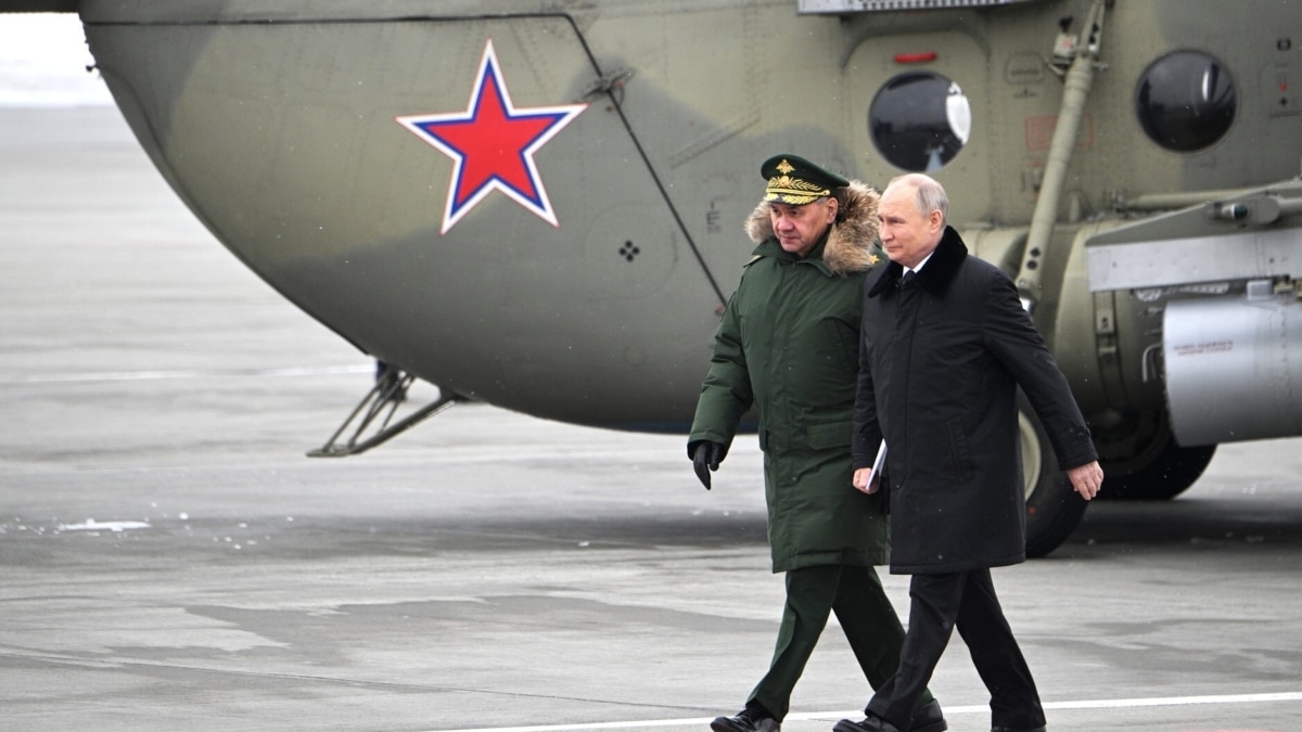 Vladimir Putin junto al ministro de defensa ruso, Sergei Shoigu.