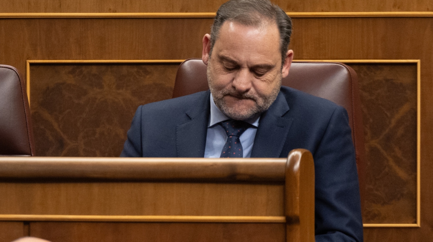 El exministro de Transportes y diputado del PSOE José Luis Ábalos durante una sesión plenaria, en el Congreso de los Diputados, a 22 de febrero de 2024, en Madrid (España). El Pleno del Congreso se ha reunido esta semana para celebrar el debate de totalidad del Proyecto de Ley Orgánica de representación paritaria y presencia equilibrada de mujeres y hombres. Durante la sesión plenaria, han debatido la enmienda a la totalidad de VOX contra el proyecto de ley orgánica de paridad que considera ‘’ideológica’, un trámite que desde el Gobierno esperan que siga su cauce parlamentario. La ley tiene el objetivo de garantizar la paridad en los órganos de decisión públicos y privados y por ello obliga a que ningún sexo tenga un peso inferior al 40 % en la dirección y el consejo de empresas, en el seno del Gobierno, en las candidaturas electorales y en los órganos de relevancia constitucional. 22 FEBRERO 2024;CONGRESO;EDU;PARIDAD Eduardo Parra / Europa Press 22/2/2024