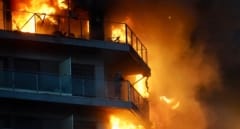Así han rescatado los bomberos a dos personas atrapadas en el edificio de Valencia