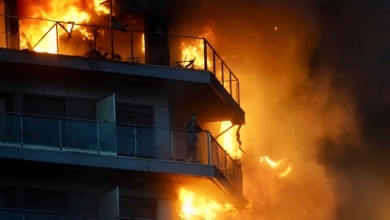Así han rescatado los bomberos a dos personas atrapadas en el edificio de Valencia