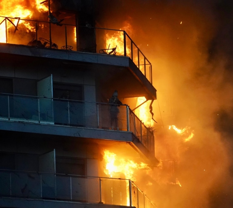 Así han rescatado los bomberos a dos personas atrapadas en el edificio de Valencia