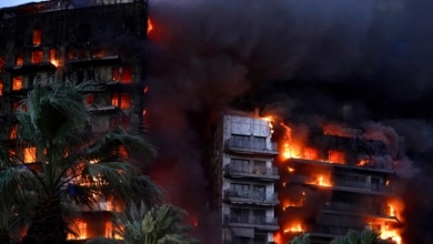 El viento y la falta de cortafuegos en la fachada: las posibles razones del incendio para los arquitectos