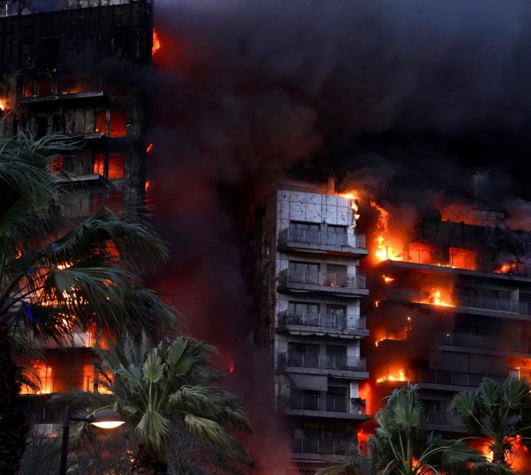 El viento y la falta de cortafuegos en la fachada: las posibles razones del incendio para los arquitectos