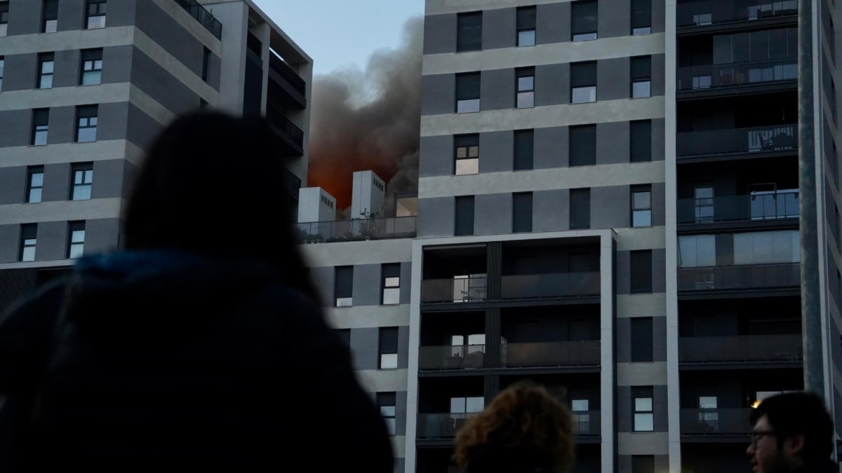 Parte trasera del edificio en llamas, en el barrio de Campanar de Valencia.