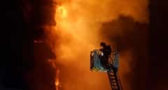 Los bomberos reconocen que se vieron "desbordados" por un incendio que no fue "normal"