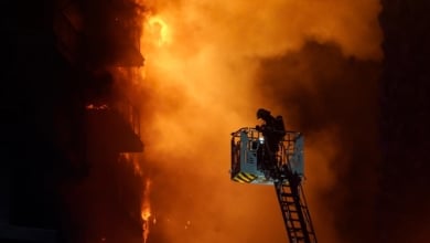 Los bomberos reconocen que se vieron "desbordados" por un incendio que no fue "normal"