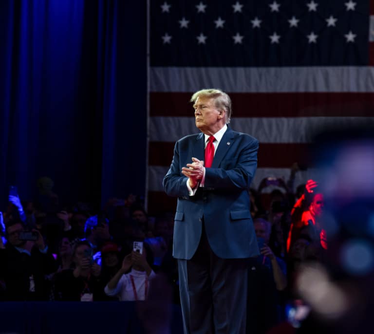 Trump arrasa en Michigan y Biden vence pero choca con los críticos a su apoyo a Israel