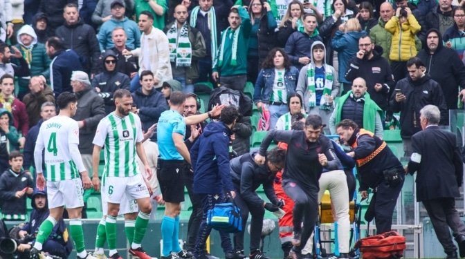La asistente Guadalupe Porras abandona el Villamarín en camilla tras chocar contra una cámara