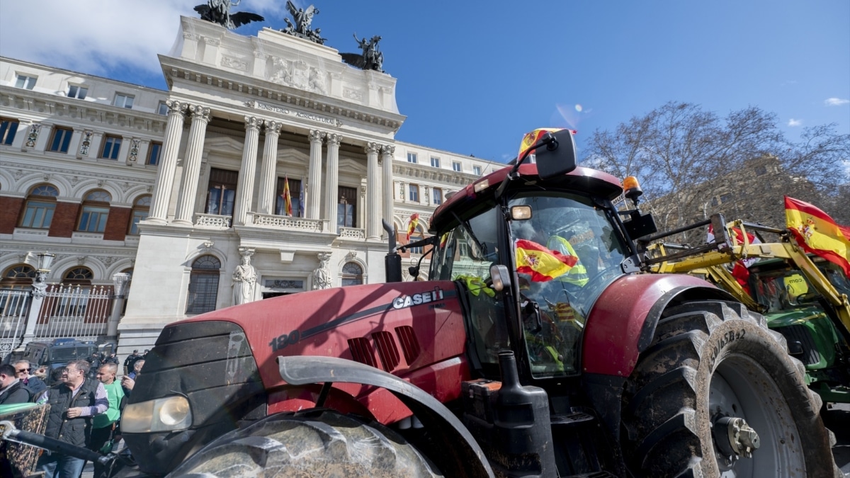 Un tractor llega a la concentración de agricultores en el Ministerio de Agricultura el pasado lunes 26 de febrero de 2024.