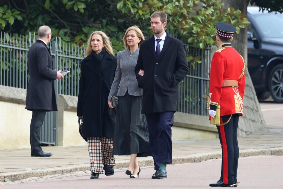 La infanta Elena junto a su hermana, la infanta Cristina, y Miguel Urdangarin llegando al funeral por Constantino de Grecia en el Palacio de Windsor.