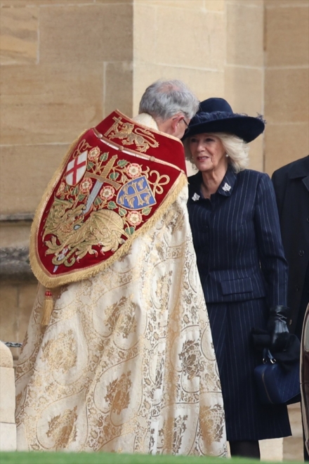 La reina Camilla, con los broches de hoja de hiedra de Greville.