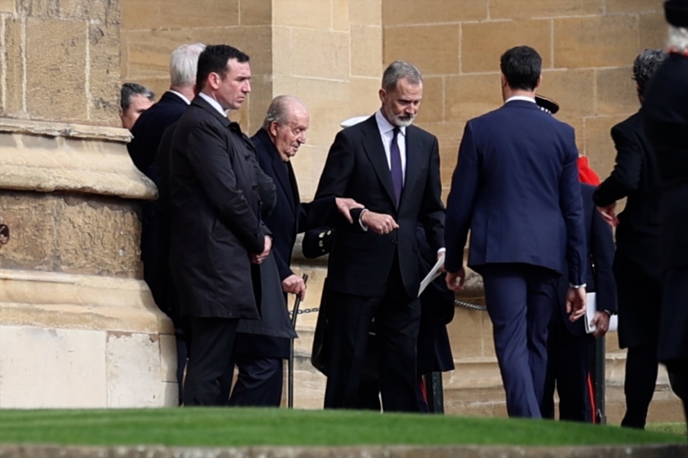 El rey Juan Carlos I saliendo del brazo de su hijo, el rey Felipe VI, del funeral por Constantino de Grecia en el Palacio de Windsor.