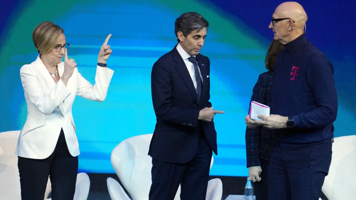 Della Valle (Vodafone) y Pallete, en el centro, junto a Höttges (Deutsche Telekom) en el MWC 2024.