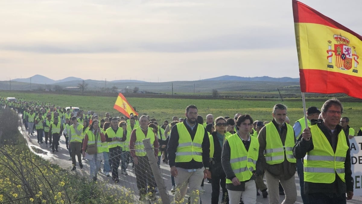 Los agricultores cortan los accesos a Sevilla y paralizan varios puntos de Andalucía