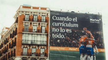 El Girona emula a Laporta y coloca una lona en Madrid antes de su visita al Bernabéu