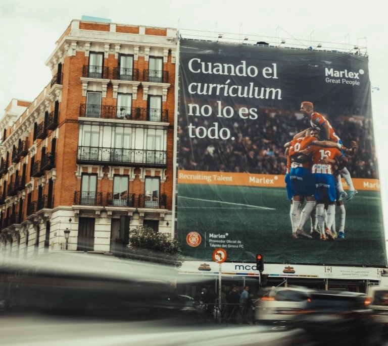 El Girona emula a Laporta y coloca una lona en Madrid antes de su visita al Bernabéu