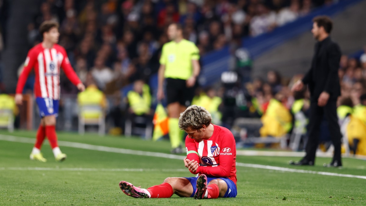 Antoine Griezmann, del Atlético de Madrid, se duele en un partido