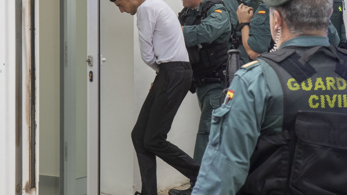 Agentes de la Guardia Civil trasladan a los juzgados de Barbate (Cádiz) a uno de los ocho detenidos por la muerte de dos guardias civiles a los que arrollaron con una narcolancha en la localidad gaditana de Barbate el pasado viernes, que este lunes han pasado a disposición judicial.
