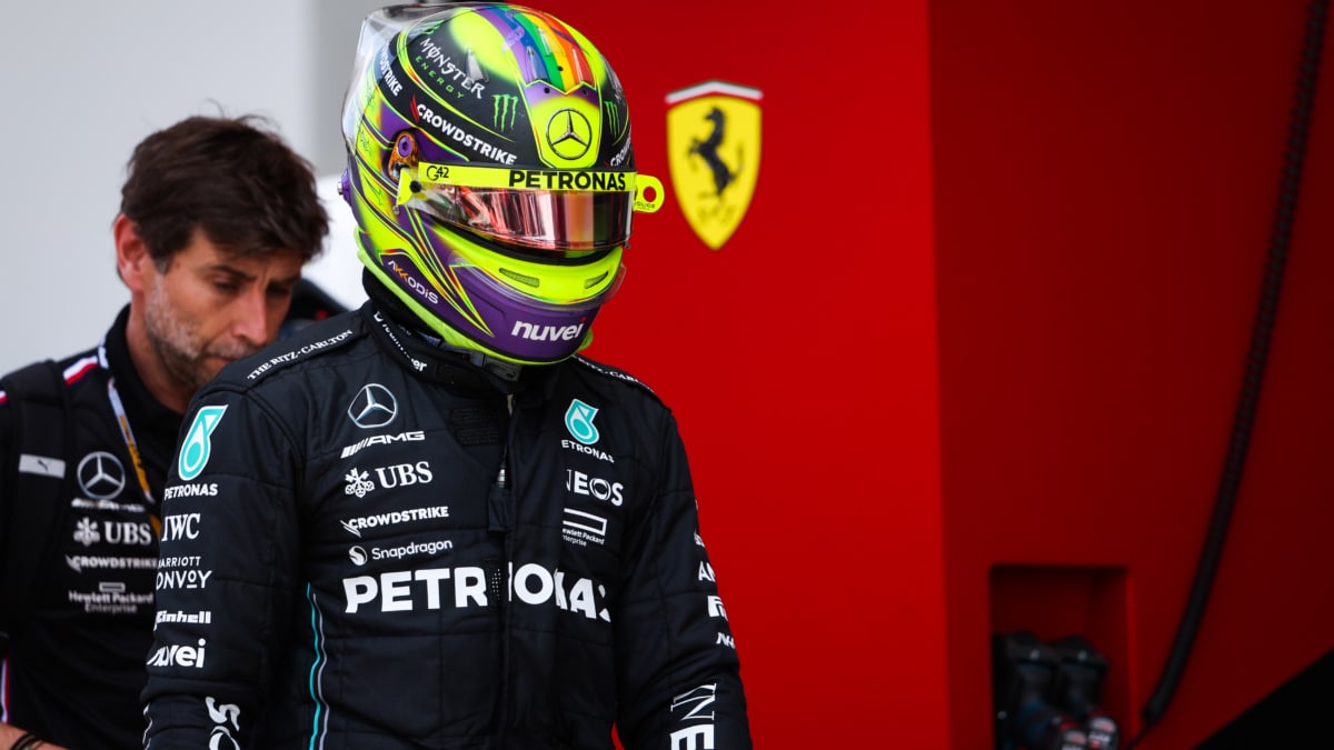 Lewis Hamilton pasa por delante del garaje de Ferrari en el GP de Miami