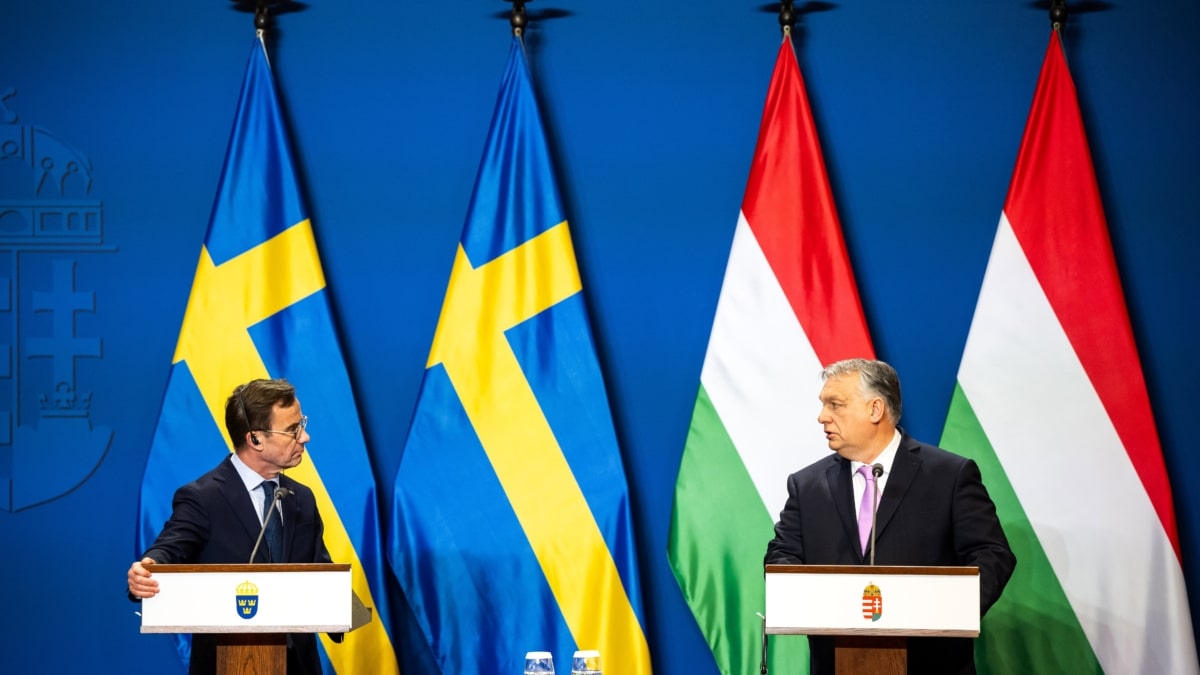 El Primer Ministro húngaro Viktor Orban (R) habla durante una conferencia de prensa con el Primer Ministro sueco Ulf Kristersson en Budapest