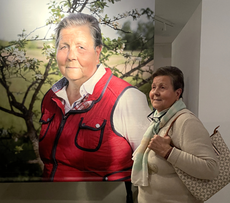 Iluminada Bermejo, vecina de Vegaviana, en la exposición de los pueblos de colonización de Fundación ICO.
