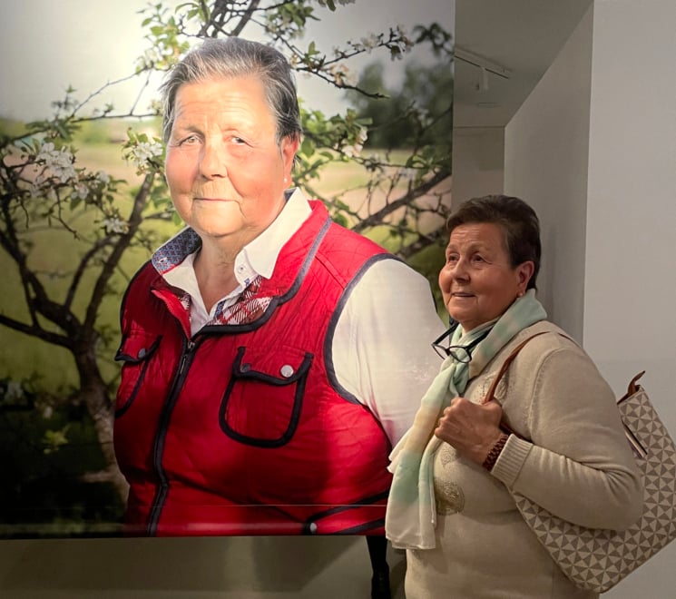 Iluminada Bermejo, vecina de Vegaviana, en la exposición de los pueblos de colonización de Fundación ICO.