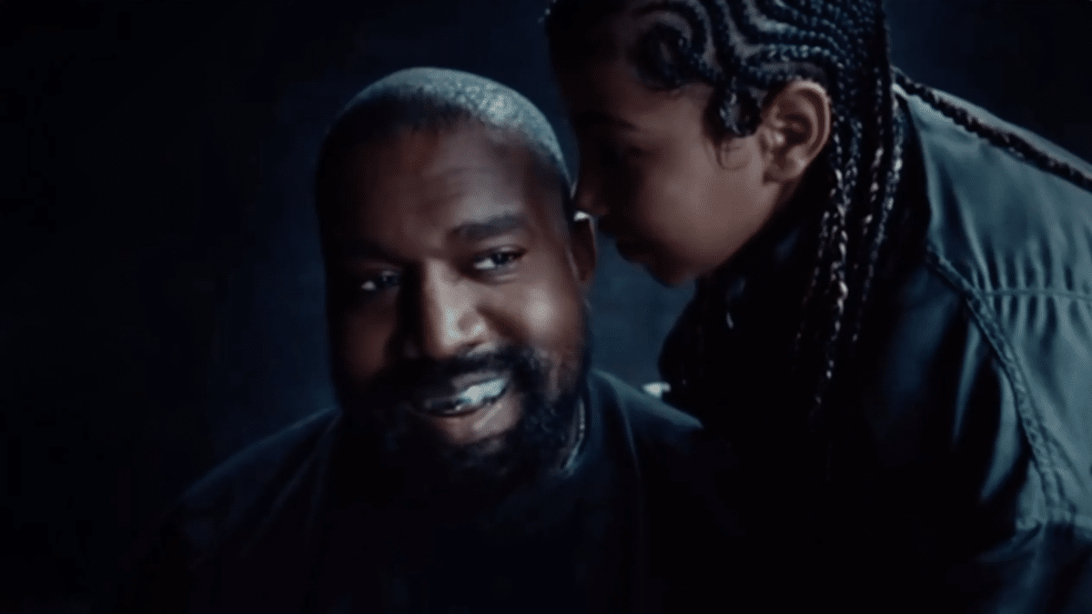 Kanye West con su hija North en una imagen de su primer videoclip tras la polémica, con motivo de su sencillo TALKING / ONCE AGAIN, del disco Vultures.
