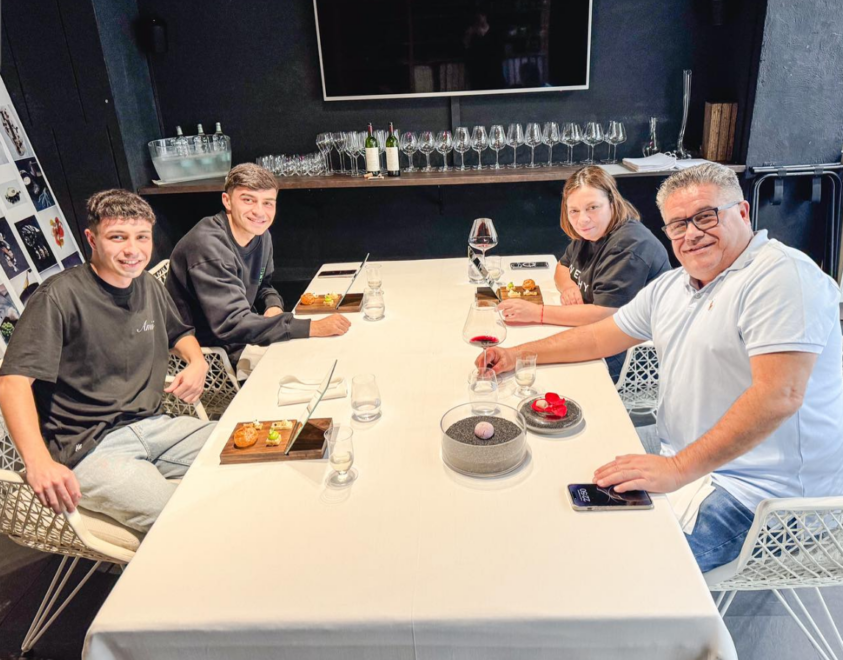 Rosy y Fernando, los padres de Pedri, junto a sus dos hijos en el restaurante Disfrutar. 