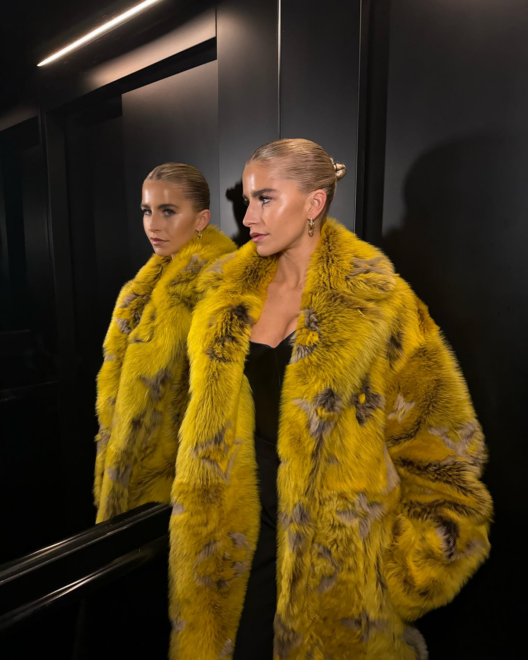 La influencer Caroline Daur con un exhuberante abrigo amarillo.