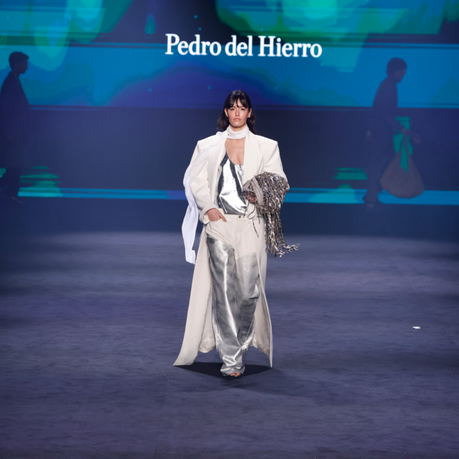 Los tonos que han dominado la pasarela de Pedro del Hierro han sido los verdes, azules, morados, blancos, negros y plateados. 