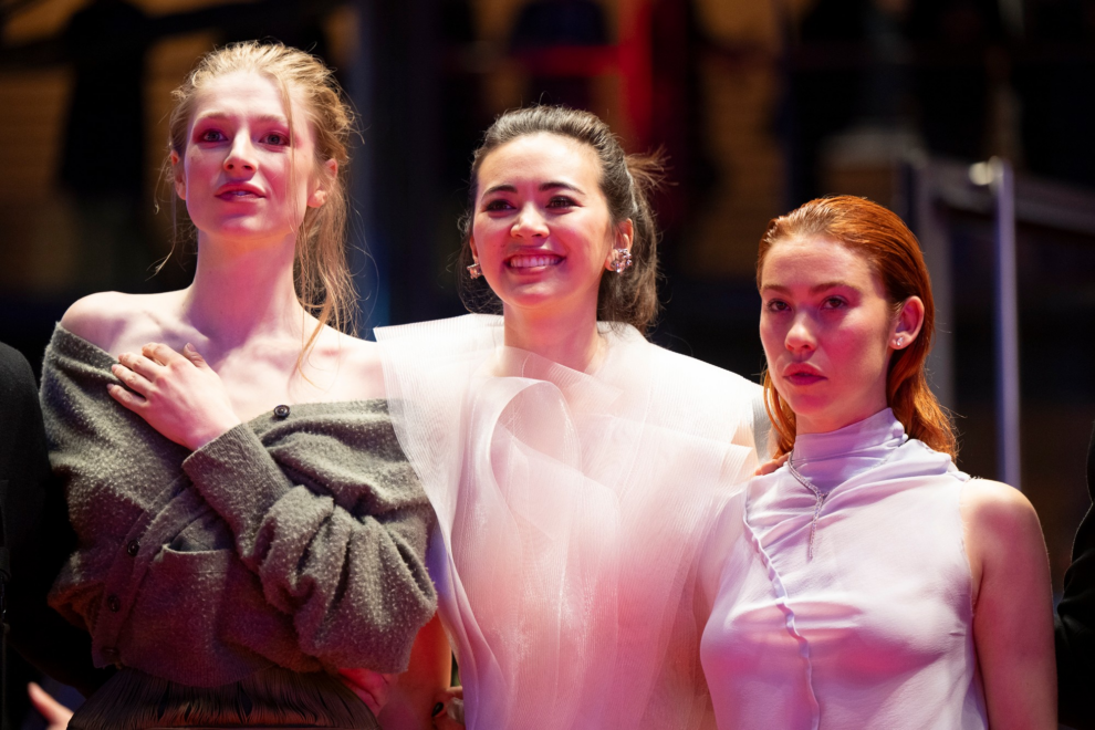 Hunter Schafer, Jessica Henwick y Greta Fernández en el festival de cine de Berlín. 