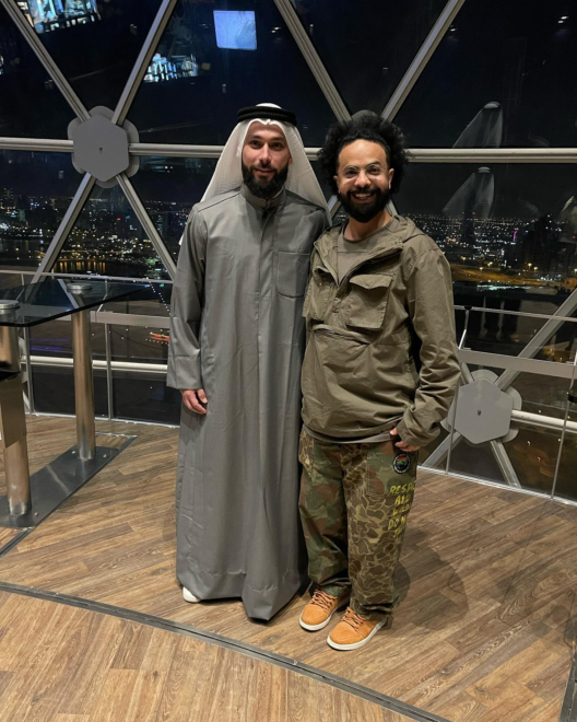 Jota Peleteiro y su amigo Faisal Buresli, con quien ha hecho la conversión en Kuwait.