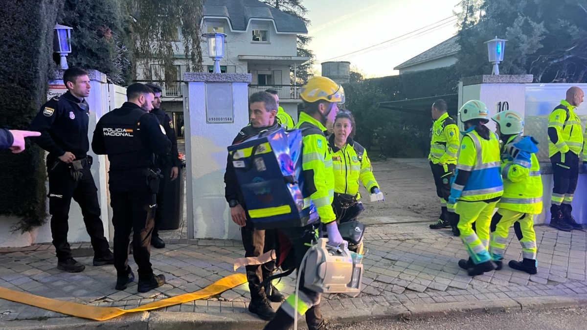 El Samur en las puertas de la residencia incendiada.