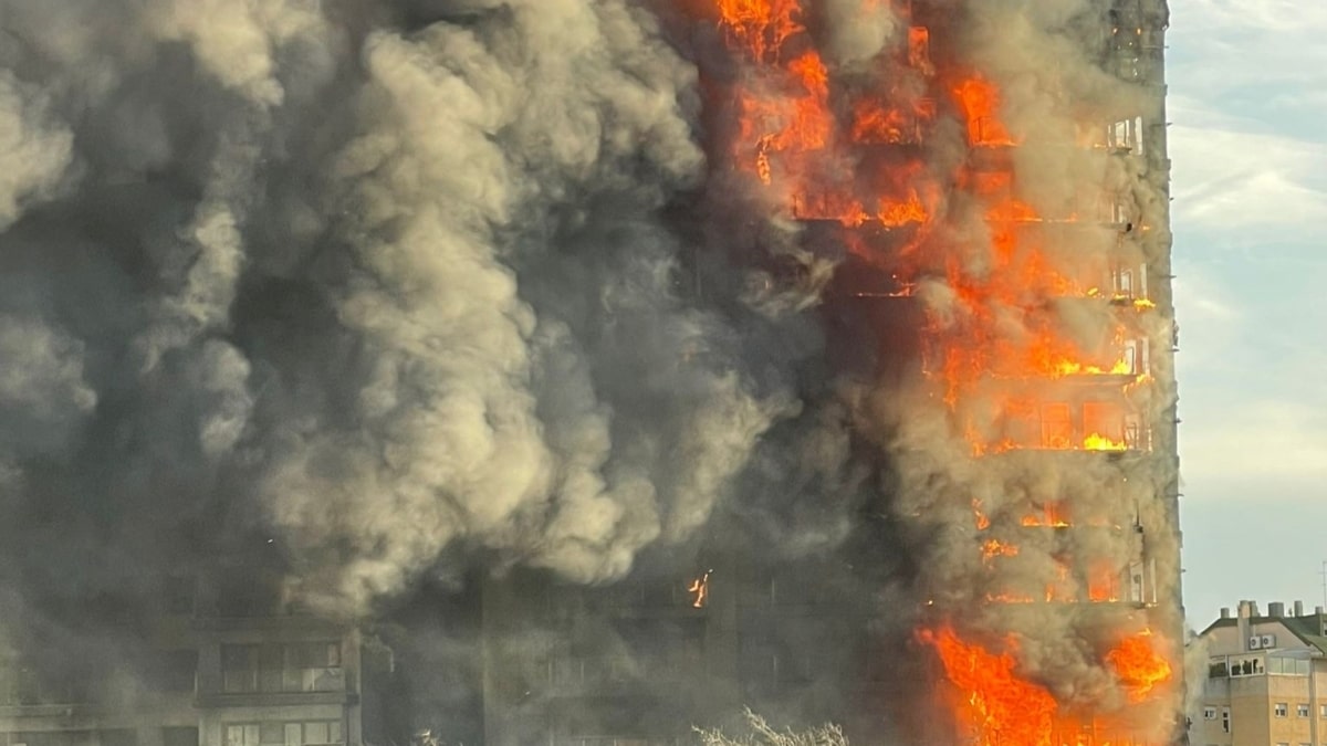 Incendio en un edifico de 14 plantas en Valencia