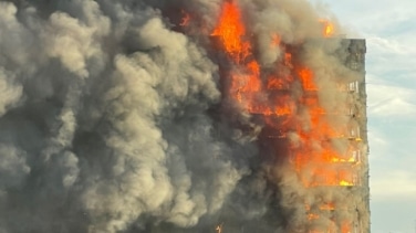 Un espectacular incendio devora un edificio de 14 plantas en Valencia