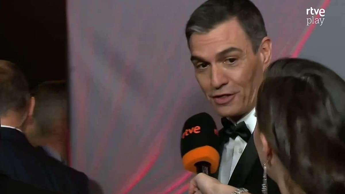 Pedro Sánchez responde a Inés Hernand el pasado sábado en los Premios Goya.