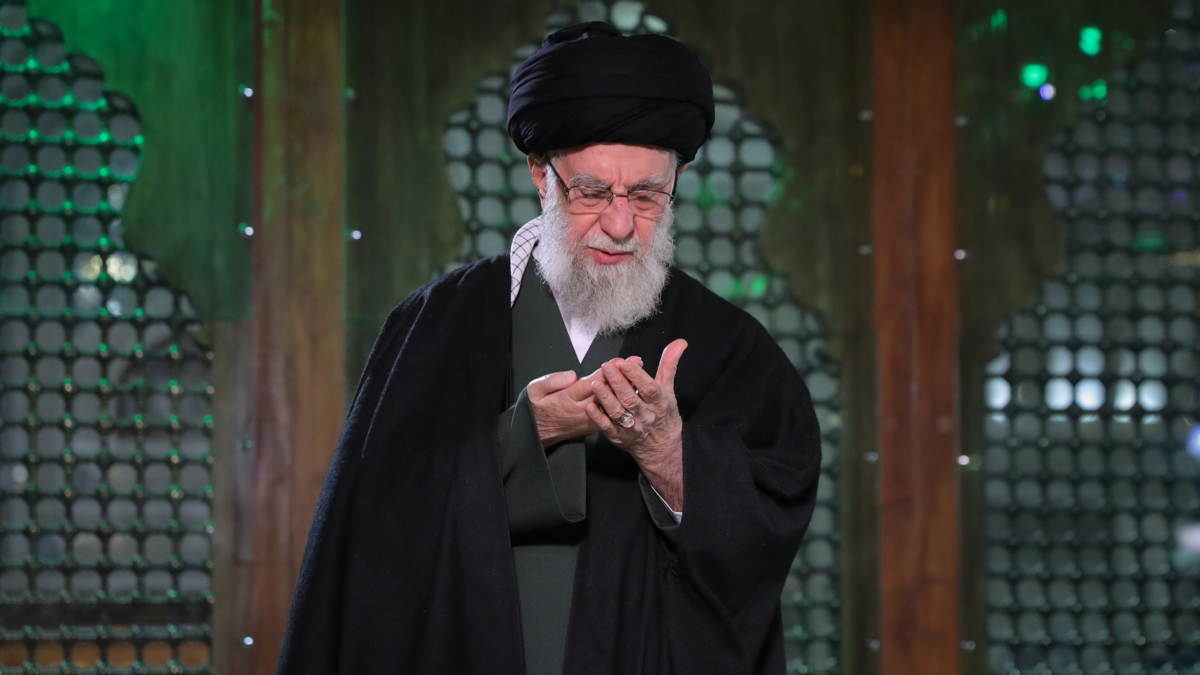 El líder supremo iraní, Ali Jamenei, reza en la tumba de Jomeini