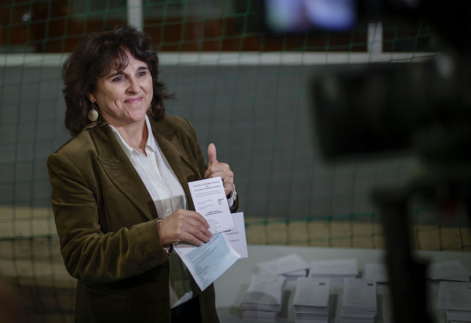 La candidata de Podemos a la Presidencia de la Xunta de Galicia, Isabel Faraldo, ejerce su derecho a voto esta mañana en A Coruña. 
