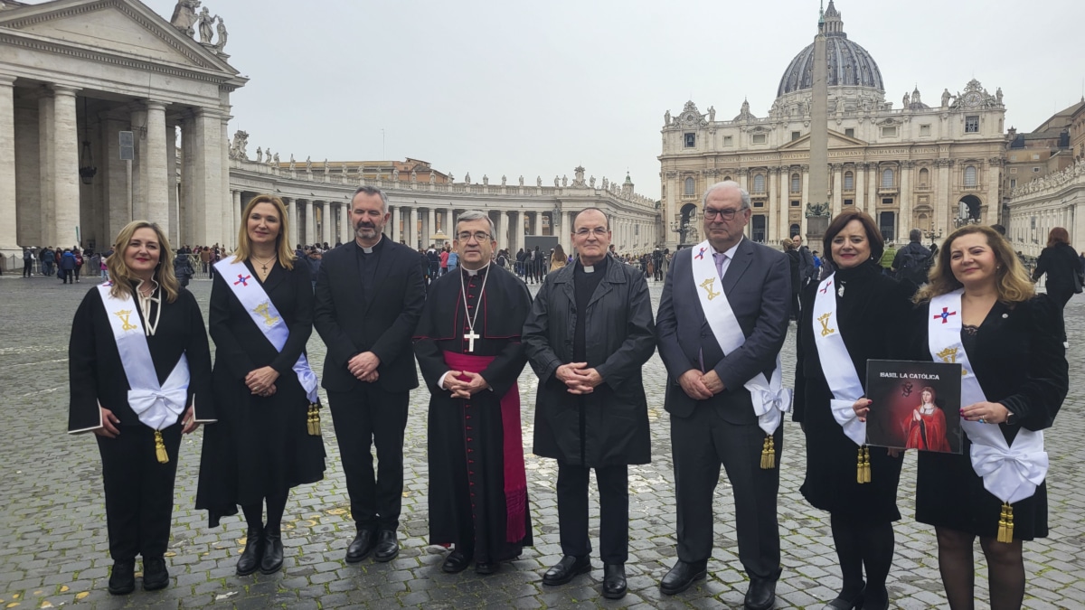 El gran Maestre y presidente del capítulo de nobles caballeros y damas de la reina Isabel la Católica