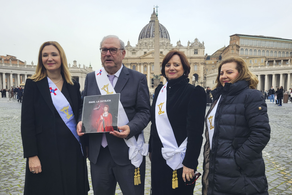 El gran Maestre y presidente del capítulo de nobles caballeros y damas de la reina Isabel la católica, José María Gómez Gómez, participa en la delegación presidida por el arzobispo de Valladolid, Luis Argüello (fuera de la imagen)