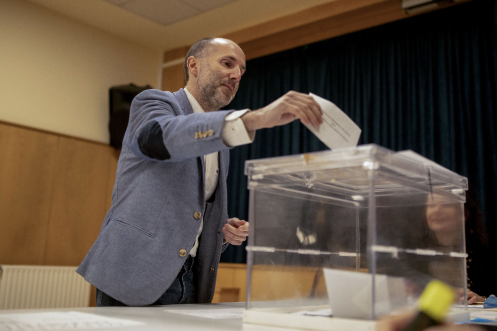  El líder de Democracia Ourensana, Gonzalo Pérez Jácome, ejerce su derecho a voto en el colegio Santo Domingo en Ourense, este domingo. 