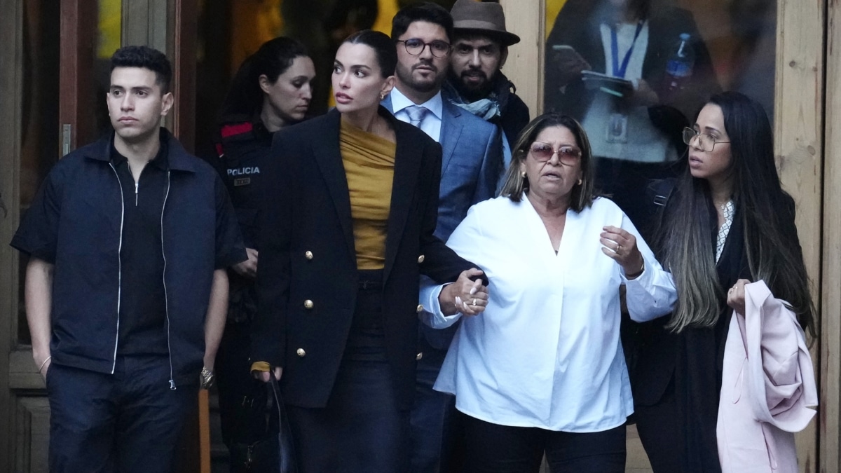 La mujer de Dani Alves, Joana Sanz (2i), y la madre de éste, Dona Lucía (2d), salen de la Audiencia de Barcelona