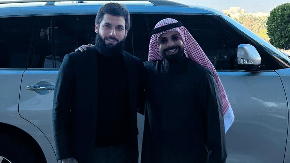 Jota Peleteiro durante uno de sus viajes a países árabes con su amigo Faisal Buresli.