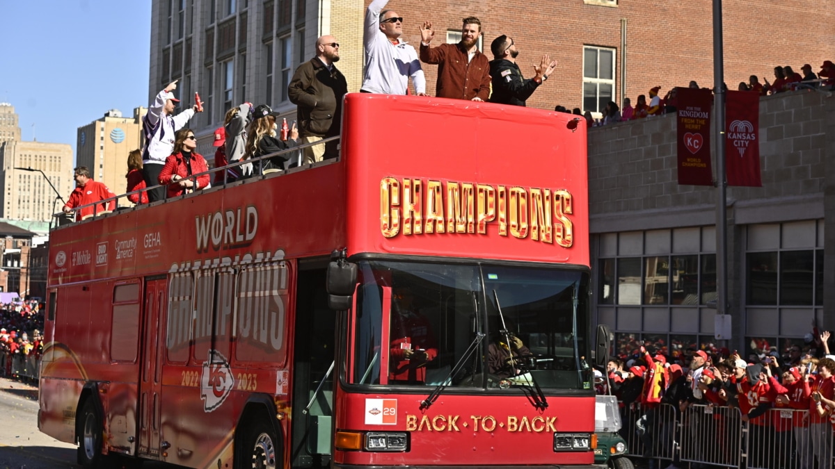 Jugadores de los Kansas City Chiefs durante el Desfile de la Victoria del Super Bowl LVIII de la NFL en el centro de Kansas City