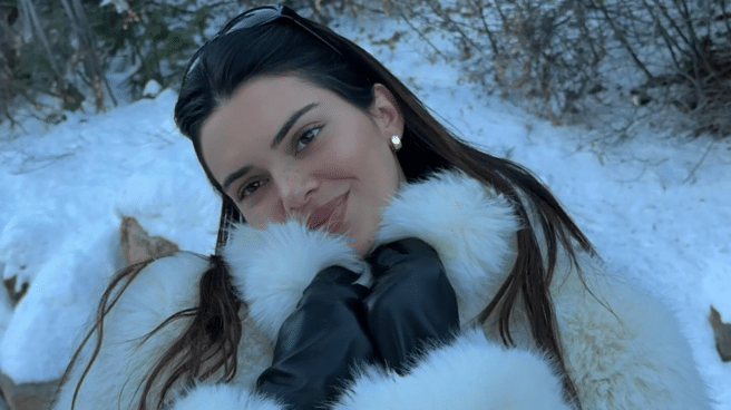Kendall Jenner llevando uno de los abrigos "de piel" que se ha puesto en las últimas semanas.