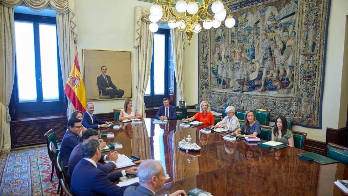 La presidenta del Congreso, Francina Armengol, preside la primera reunión de la Mesa del Congreso de los Diputados de la XV Legislatura, en el Salón de Ministros