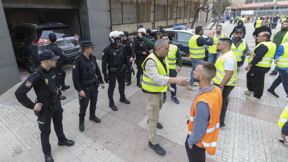 Agricultores del Campo de Cartagena han cortado el tráfico este miércoles a la altura de la Asamblea Regional y han bloqueado las salidas p