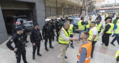 Agricultores zarandean el coche de López Miras y bloquean la Asamblea de Murcia