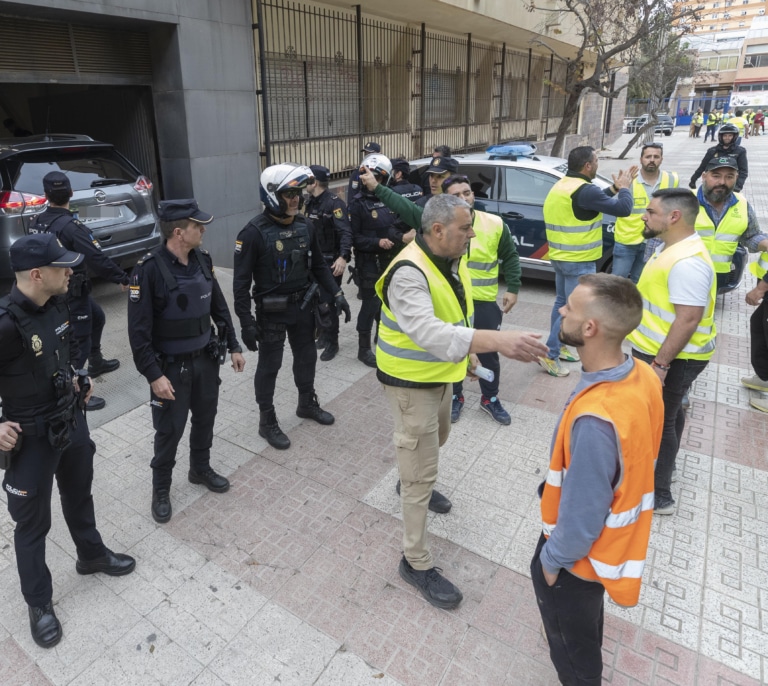 Agricultores zarandean el coche de López Miras y bloquean la Asamblea de Murcia